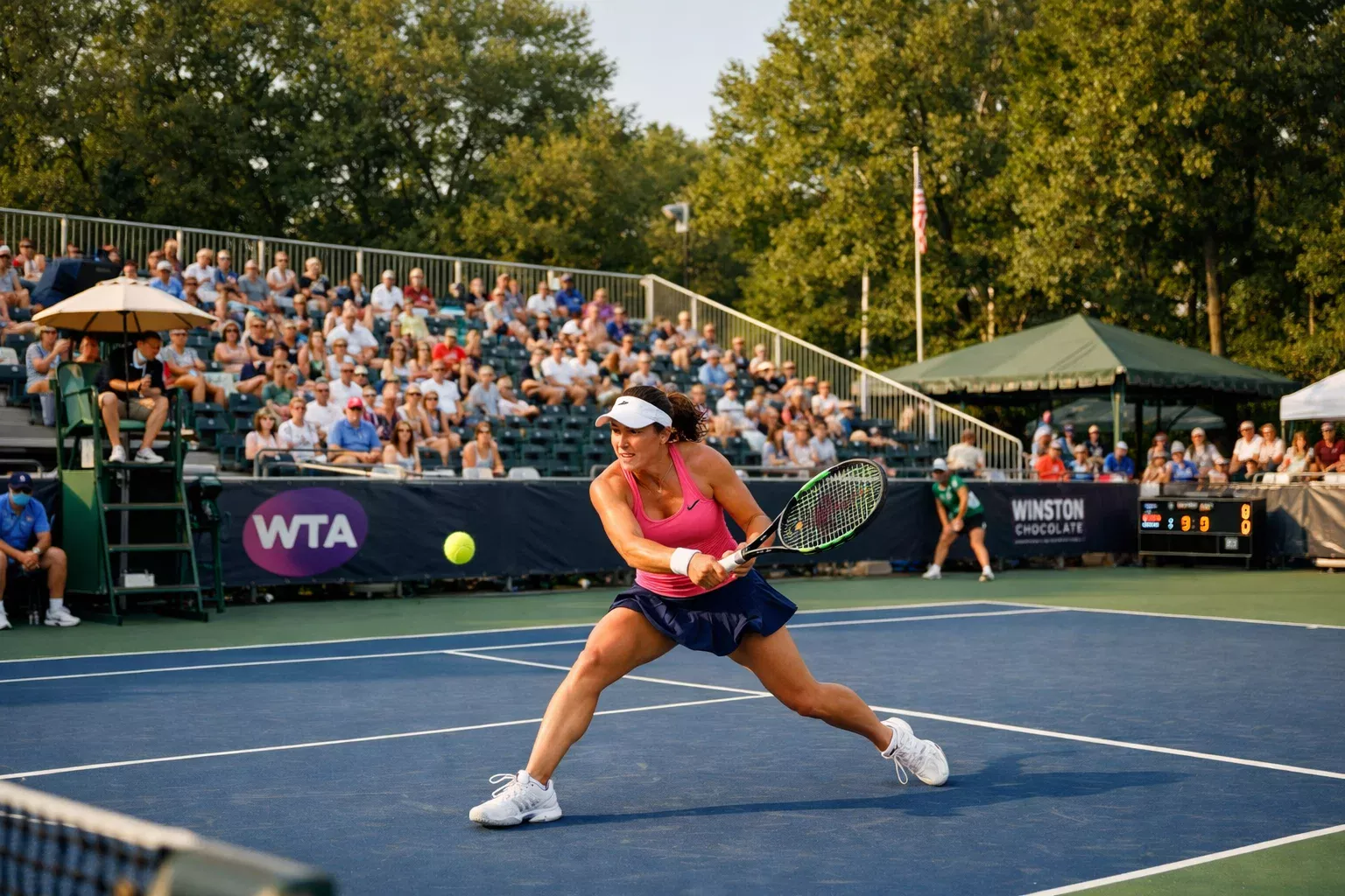Kleineres WTA-Tennisturnier mit überschaubarer Tribüne und Spielerin auf dem Platz