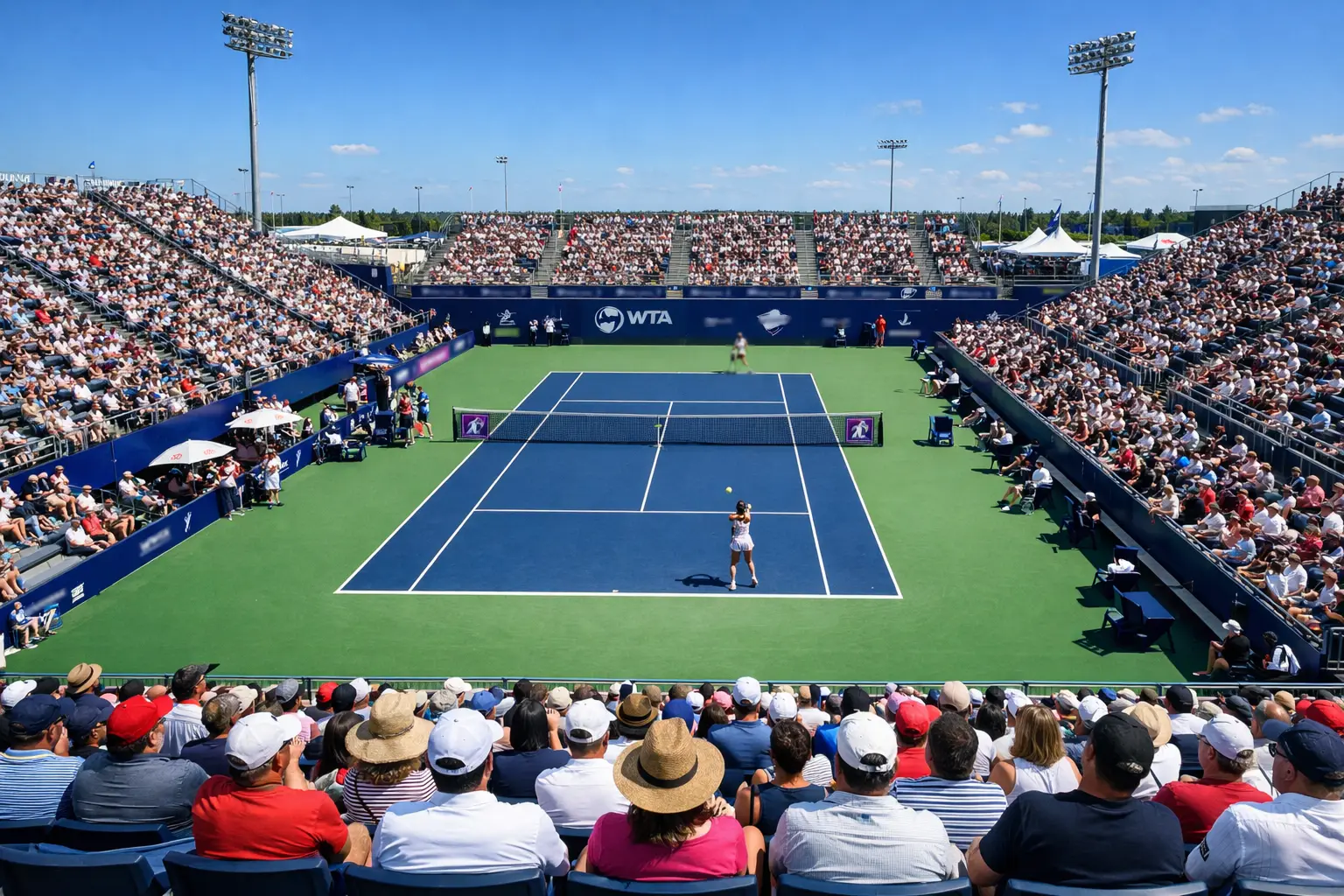 Tennisplatz während eines WTA-Turniers mit Publikum auf der Tribüne